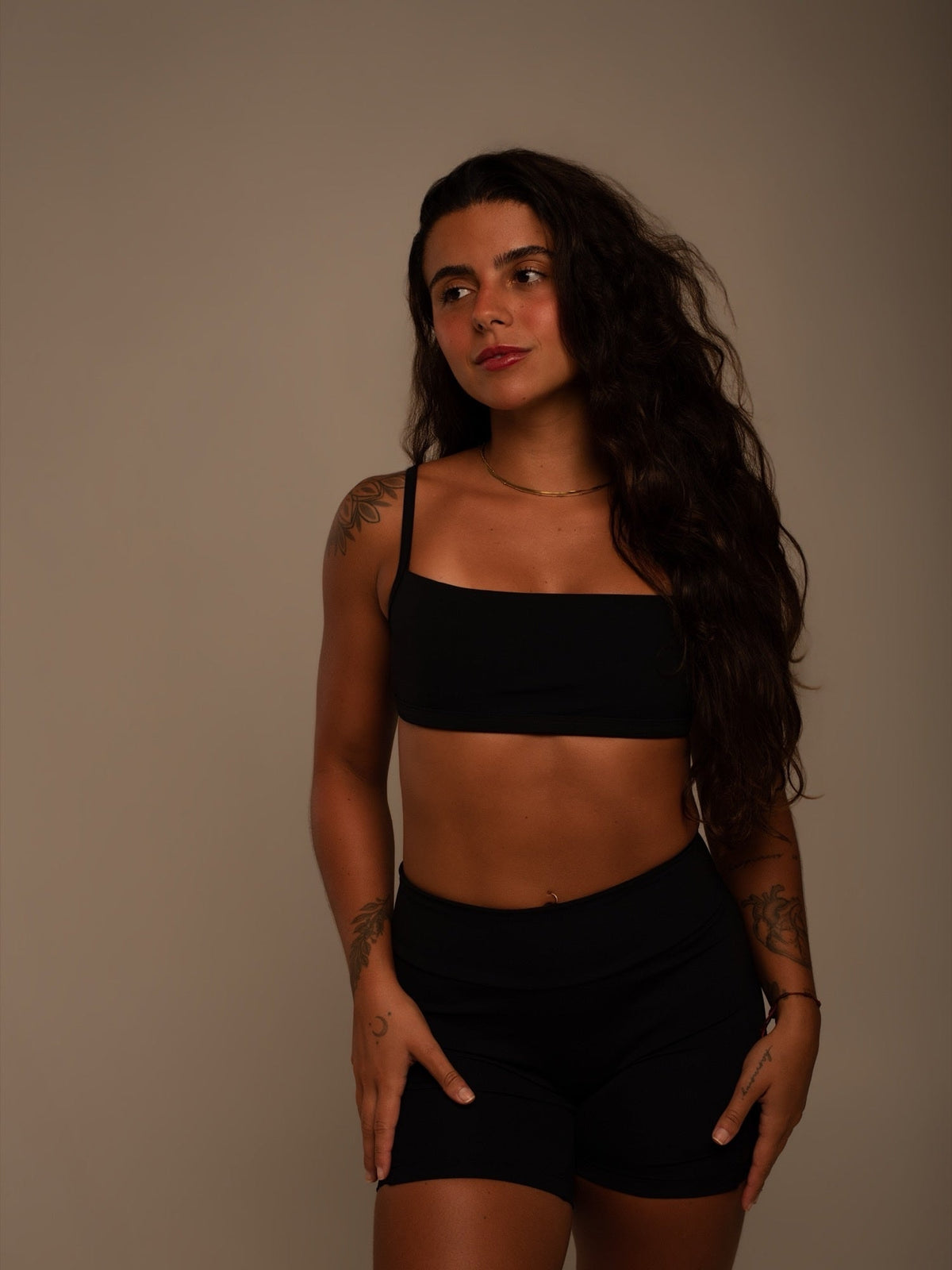 Top Faixa Luna na cor preto, frente