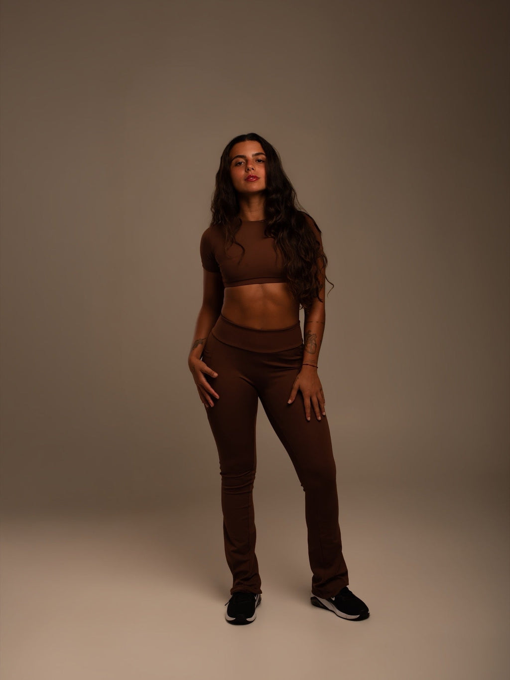 Calça Flare Maia na cor marrom, corpo inteiro