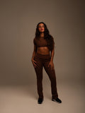 Calça Flare Maia na cor marrom, corpo inteiro