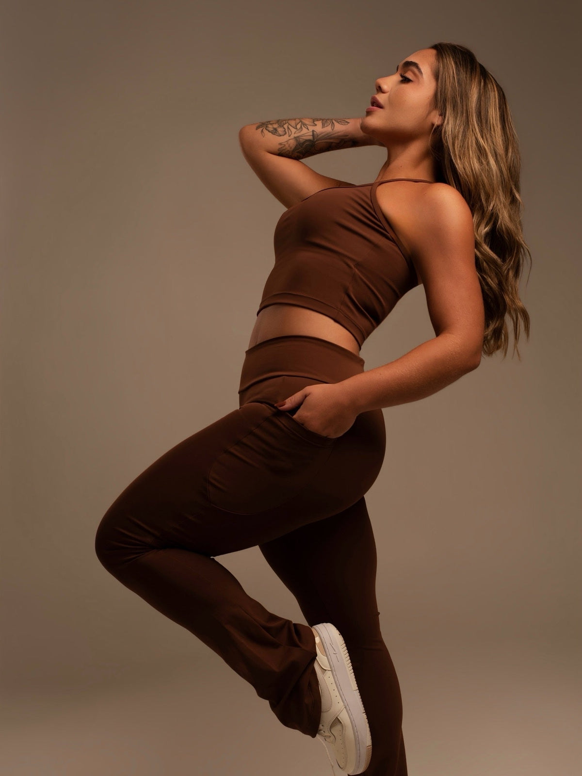 Calça Flare Maia na cor marrom, movimento