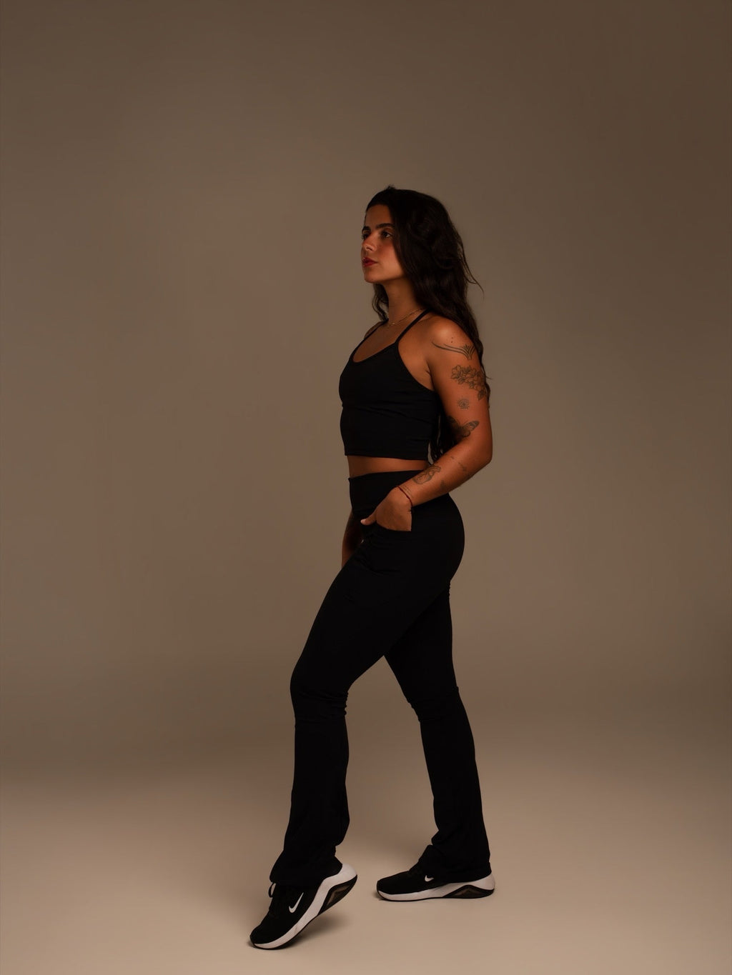 Calça Flare Maia na cor preto, corpo inteiro