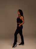 Calça Flare Maia na cor preto, corpo inteiro