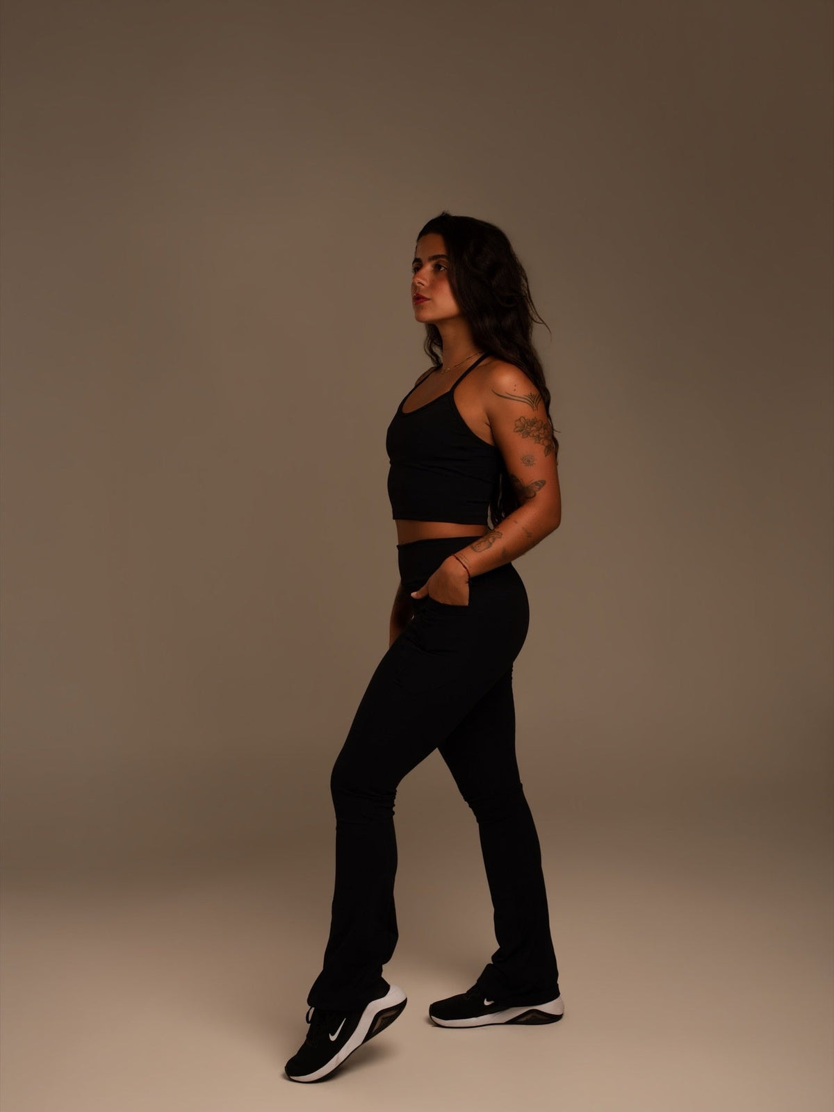 Calça Flare Maia na cor preto, corpo inteiro