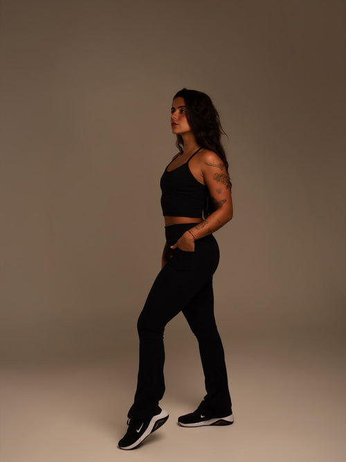 Calça Flare Maia na cor preto, corpo inteiro