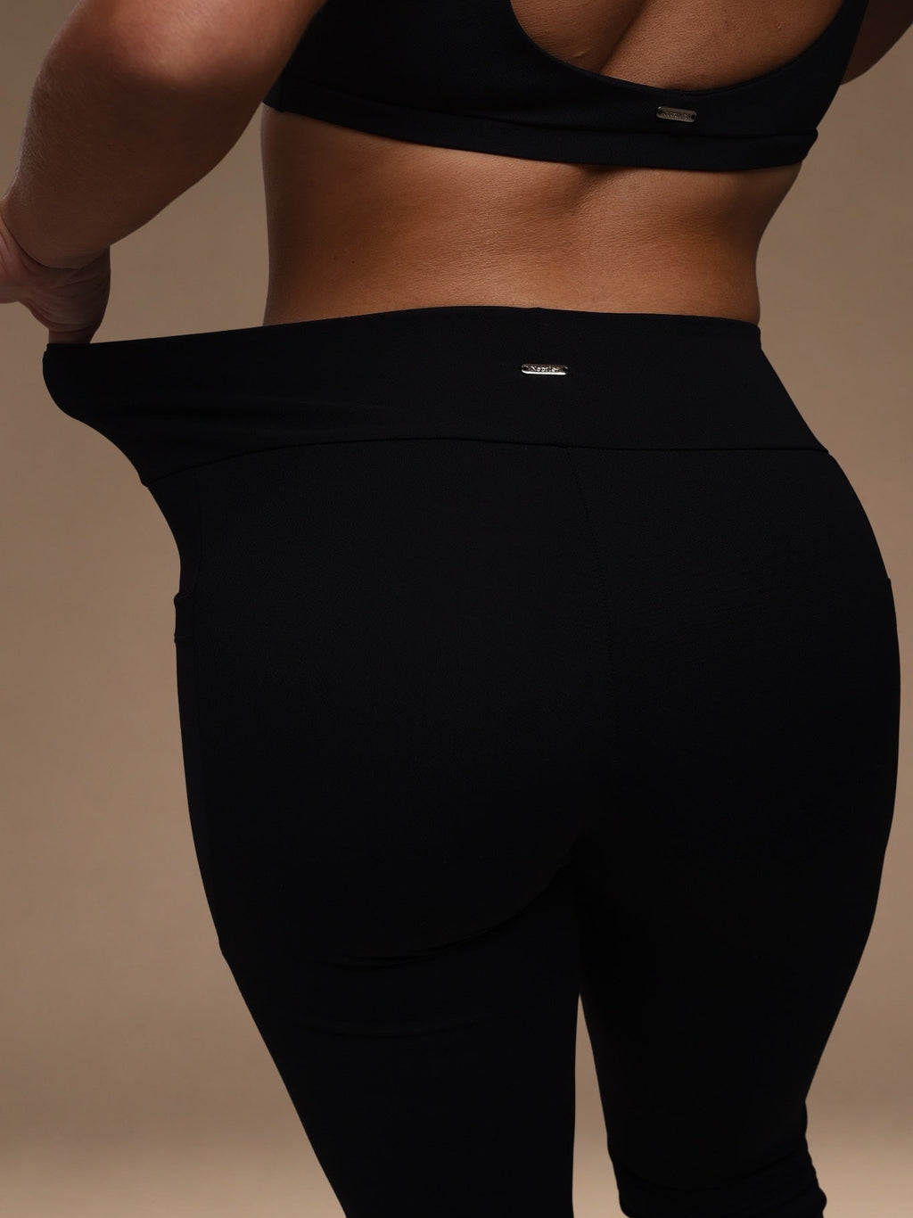 Calça Flare Maia na cor preto, detalhe cos