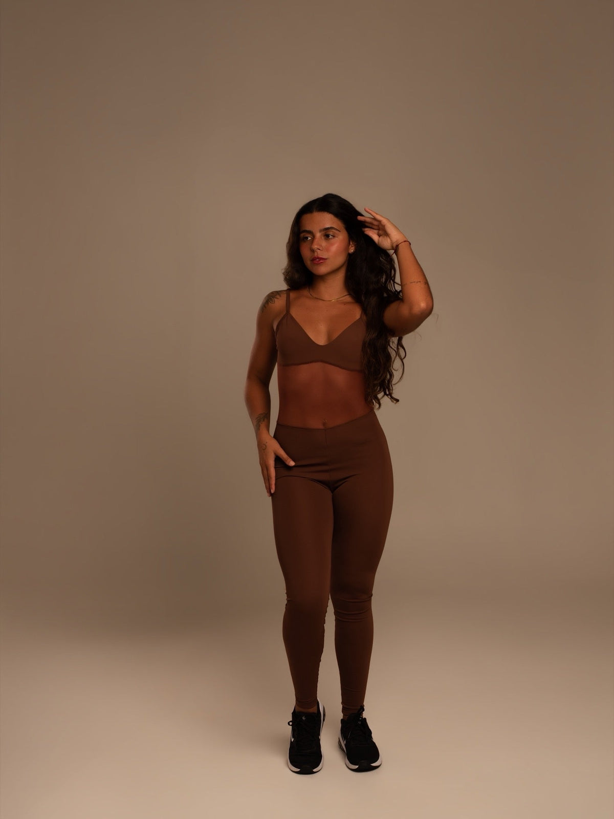 Macacão Electra na cor marrom, corpo inteiro