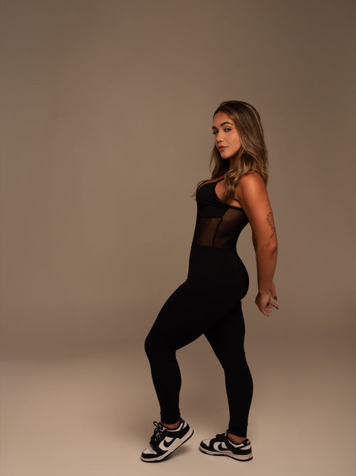 Macacão Electra na cor preto, lateral