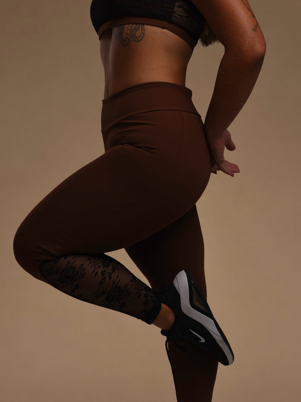 Calça Siriús na cor marrom, detalhe renda