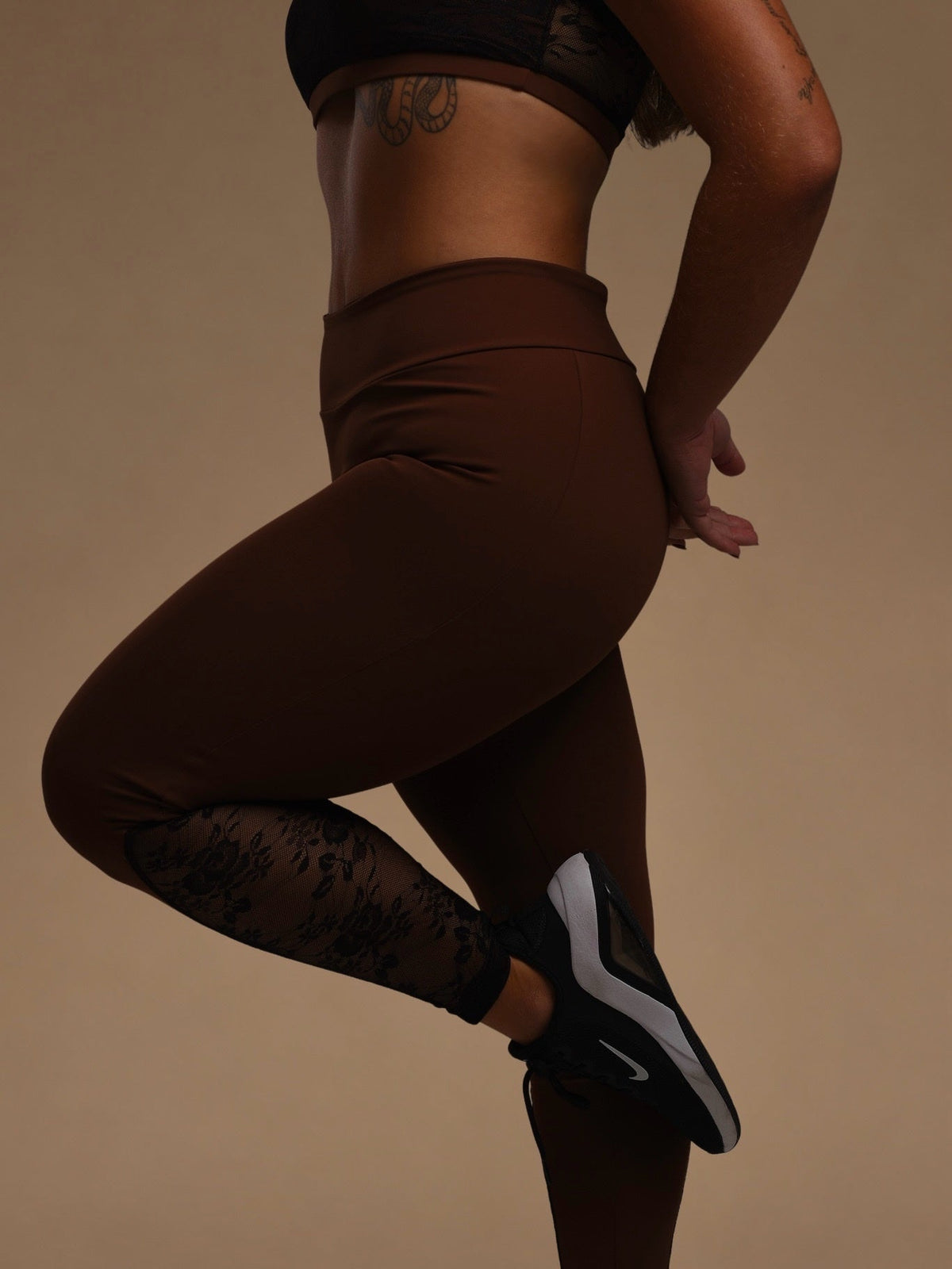 Calça Siriús na cor marrom, detalhe renda