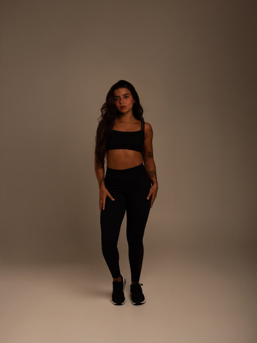 Calça Siriús na cor preto, corpo inteiro