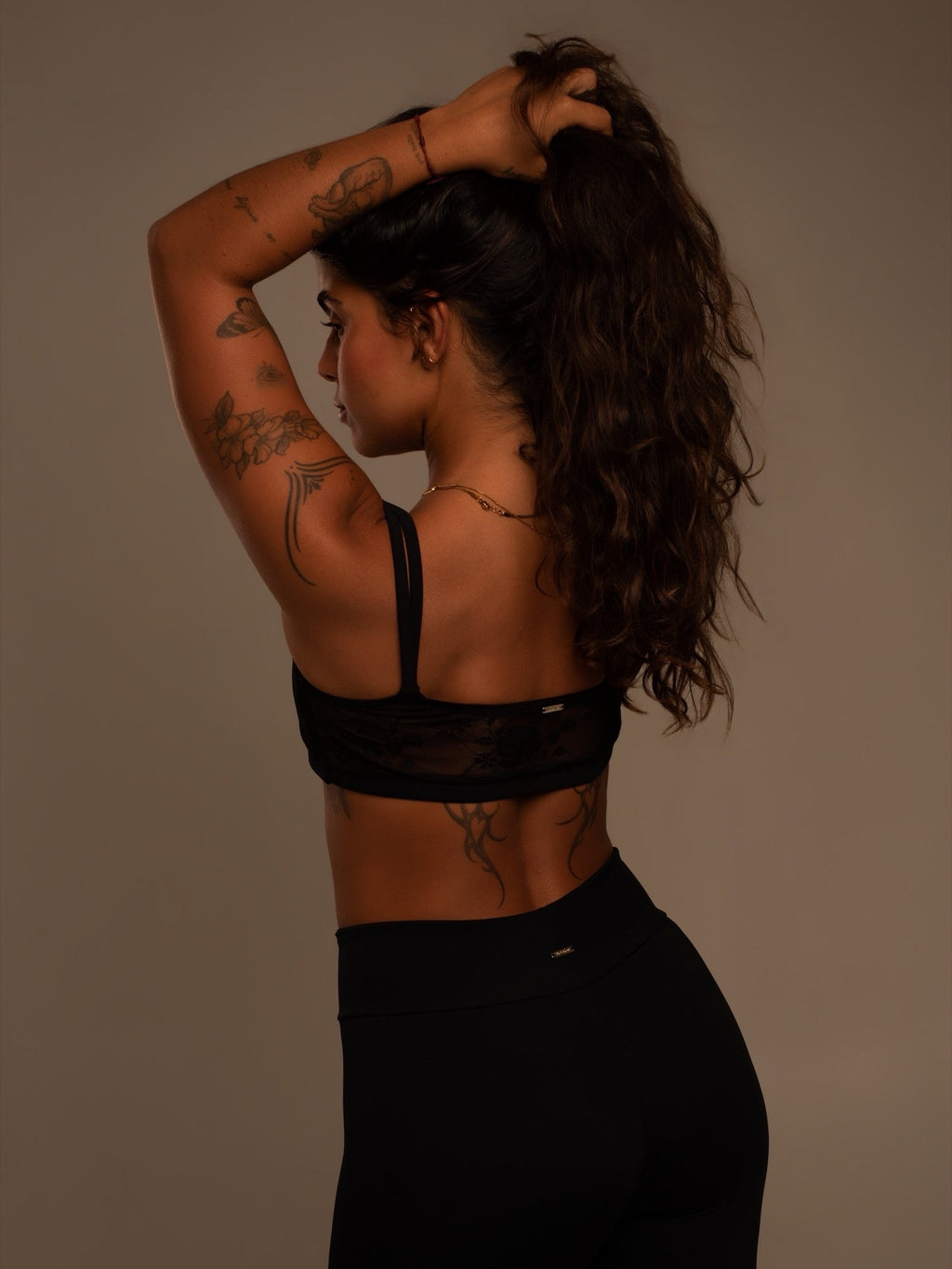 Calça Siriús na cor preto, costas