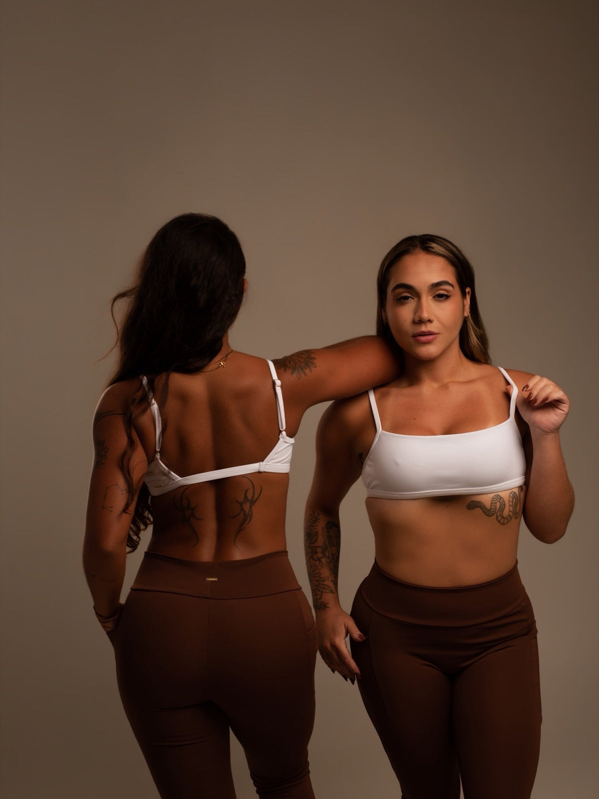 Top Faixa Luna na cor branco, look costas
