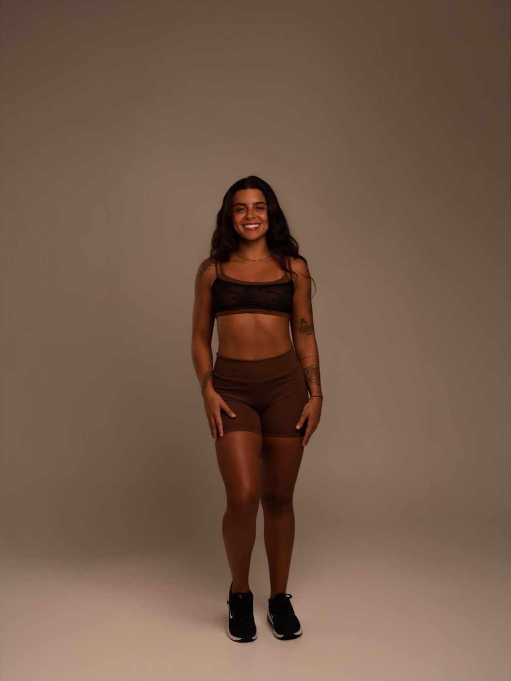 Top Renda Lyra na cor marrom, corpo inteiro